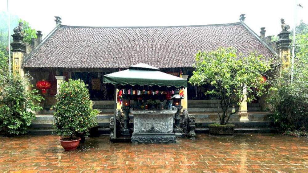 The Ngo Quyen Temple and Mausoleum complex was built on Cam Hill 